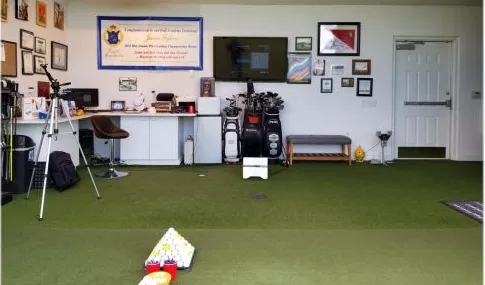 Clubs and fitting tools in Jaime's academy studio